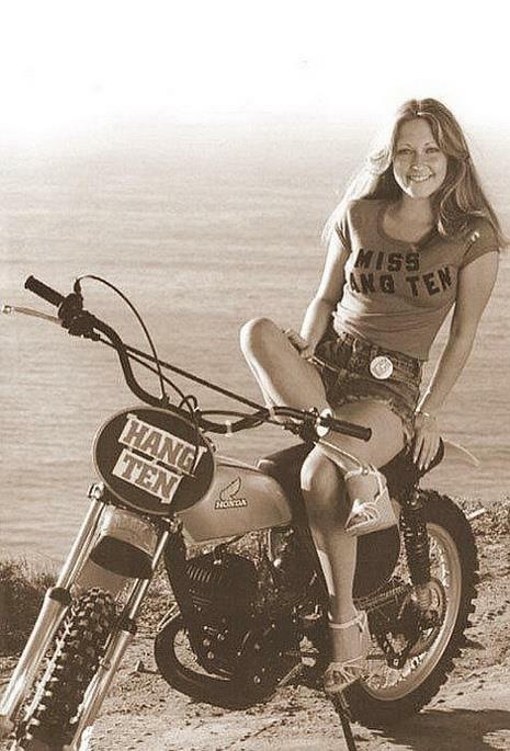 Honda biker girls 001