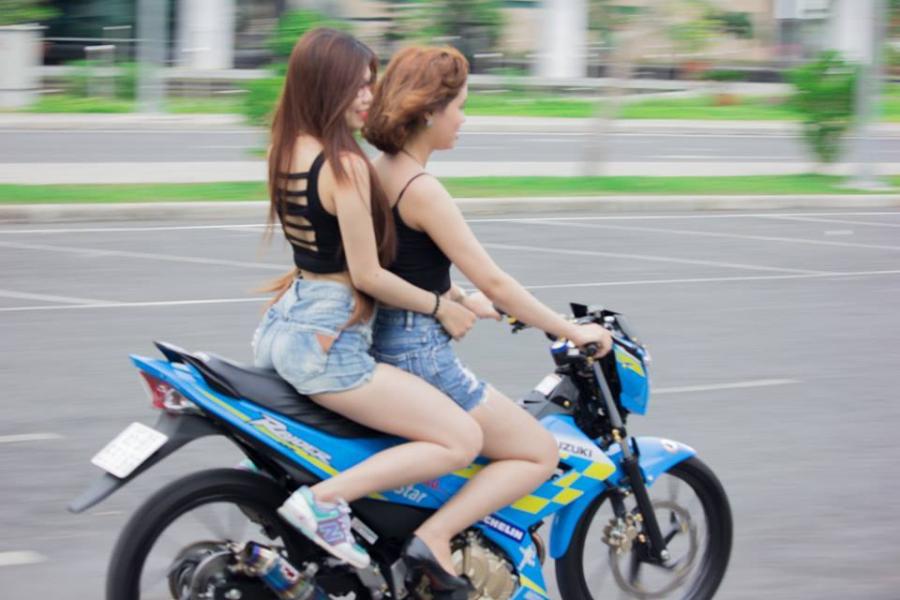 Suzuki raider 150 biker girls 1506148
