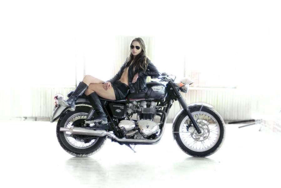Triumph bonneville biker girls 1506304